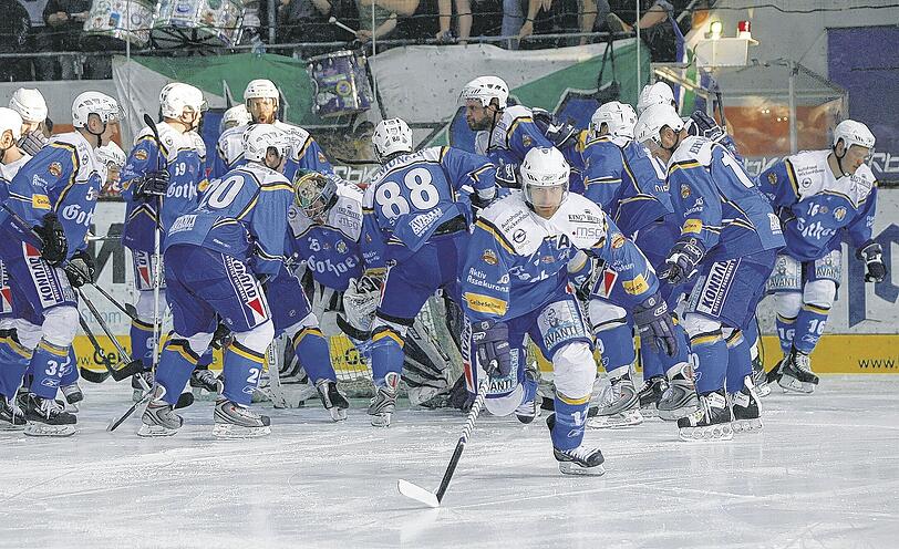 Blaue Macht: Der EHC München kämpft in einem Eishockey-Krimi die Bietigheim Steelers mit 2:1 nach Penaltyschießen nieder &ndash; und feiert.