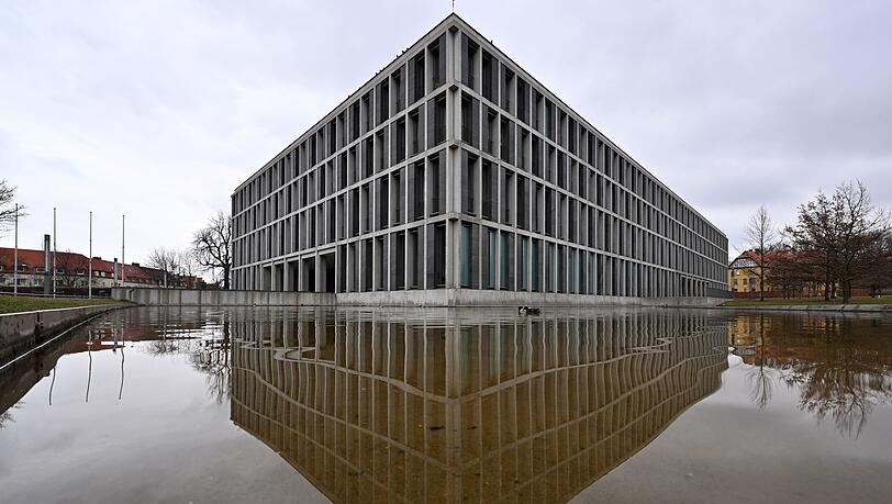 Das Bundesarbeitsgericht hat bereits in mehreren Grundsatzurteilen zum Tragen eines Kopftuchs am Arbeitsplatz entschieden. (Archivbild)