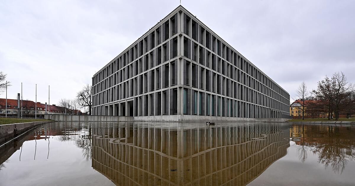 Urteil-Kontrolleurin-am-Flughafen-darf-Kopftuch-tragen