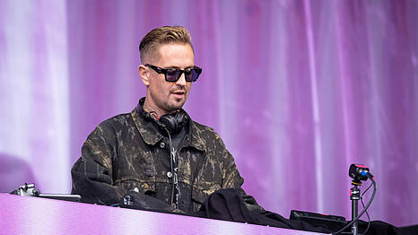 Star-DJ und Produzent Robin Schulz war als Headliner beim Heartbeatz-Festival geplant. (Archivbild)