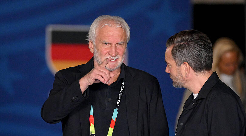 Rudi V&ouml;ller und Jens Busch (Senior Head of Event Operations)  in Houston bei Deutschland gegen Cura&ccedil;ao.
