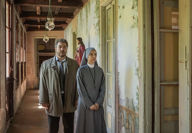 Antonio Monte (Andrea Pennacchi, mit Marial Bajma als Schwester Ines) und seine Kollegin Petra Delicato werden wegen eines Diebstahls in ein Nonnenkloster gerufen. Kurz darauf wird die Leiche des Restaurators Tarsi in der Krypta aufgefunden. Antonio Monte (Andrea Pennacchi, mit Marial Bajma als Schwester Ines) und seine Kollegin Petra Delicato werden wegen eines Diebstahls in ein Nonnenkloster gerufen. Kurz darauf wird die Leiche des Restaurators Tarsi in der Krypta aufgefunden.