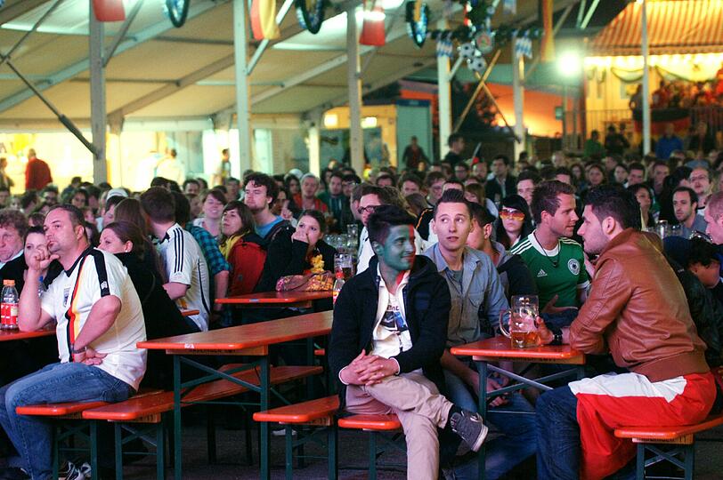 Public Viewing am Nockherberg und in dwer Kultfabrik, Basti Schweinsteiger hängt im Foto quer über die Reichenbachssraße, die Bilder vom Fußball-Wahnsinn aus München.