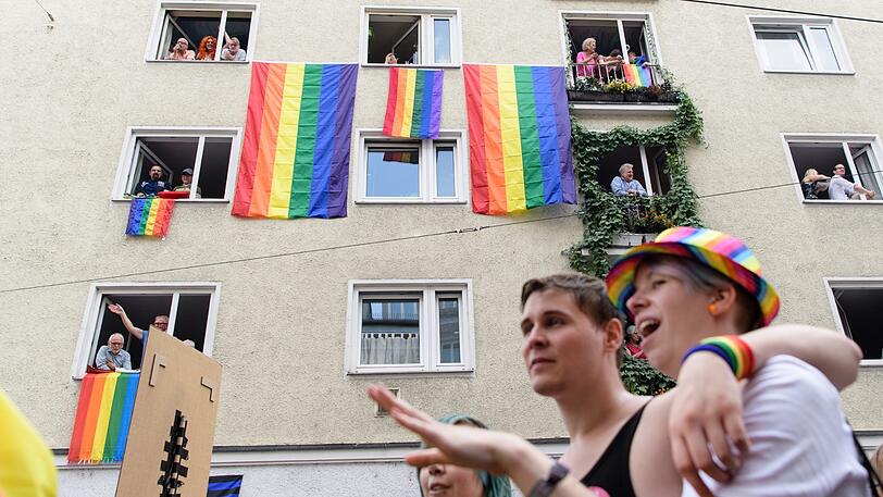 Sehr viele Anwohner des Viertels unterstützen den Christopher Street Day und hängen Regenbogenflaggen vom Fenster.
