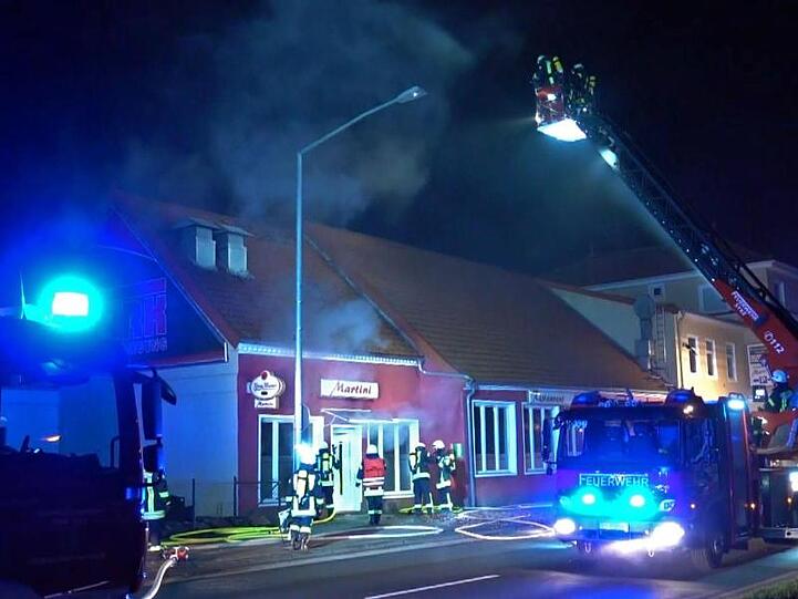 Feuerwehrleute löschen den Brand in dem Restaurant in Syke.