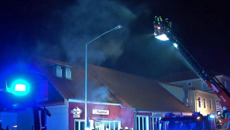 Feuerwehrleute löschen den Brand in dem Restaurant in Syke. Feuerwehrleute löschen den Brand in dem Restaurant in Syke.
