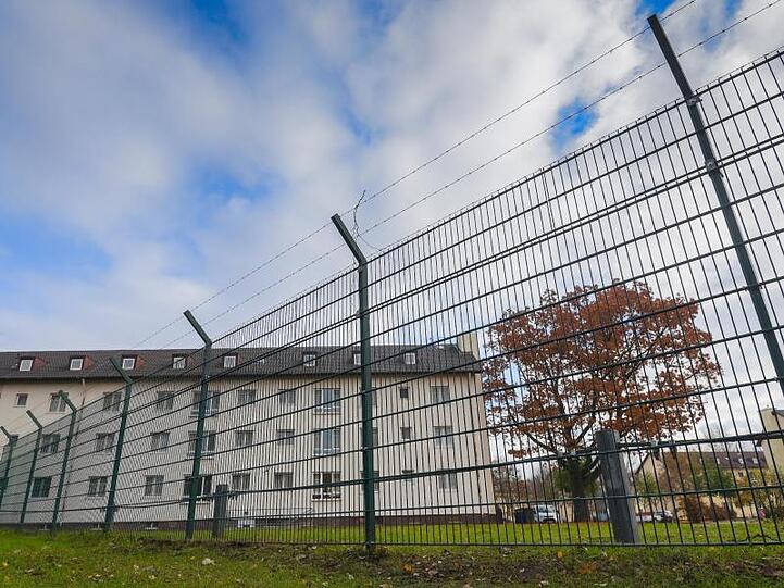 Das Innenministerium will den Rückgang nutzen, um die Coronavirus-Infektionsgefahr in den Ankerzentren zu reduzieren. (Symbolbild)