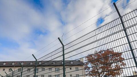 Das Innenministerium will den Rückgang nutzen, um die Coronavirus-Infektionsgefahr in den Ankerzentren zu reduzieren. (Symbolbild)