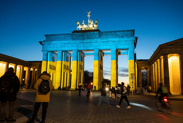 Am Mittwochabend wurde das Brandenburger Tor in Berlin in den Farben der Ukrainischen Flagge angestrahlt. Am Mittwochabend wurde das Brandenburger Tor in Berlin in den Farben der Ukrainischen Flagge angestrahlt.