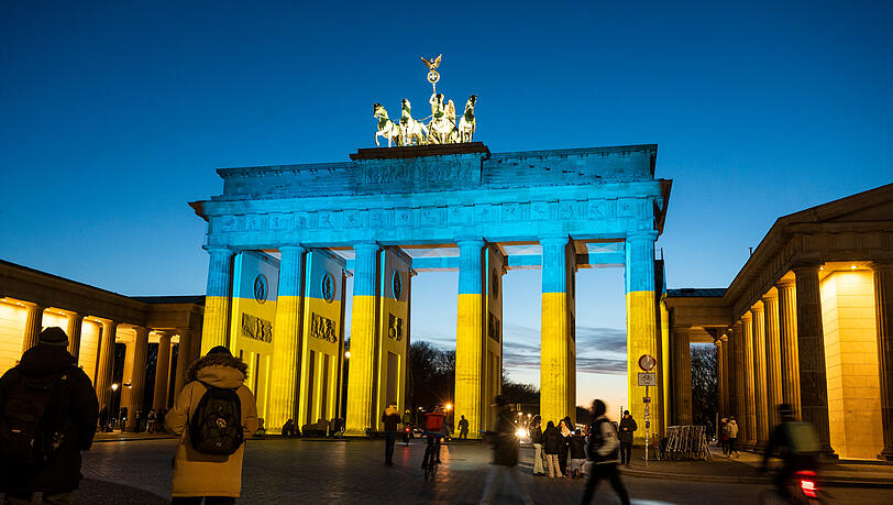 Am Mittwochabend wurde das Brandenburger Tor in Berlin in den Farben der Ukrainischen Flagge angestrahlt. Am Mittwochabend wurde das Brandenburger Tor in Berlin in den Farben der Ukrainischen Flagge angestrahlt.