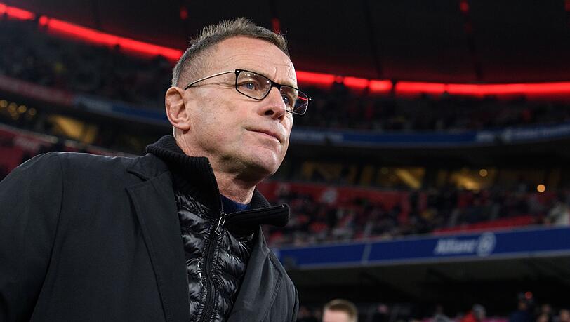 Trainer Ralf Rangnick von Leipzig kommt vor dem Spiel in das Stadion.