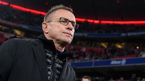 Trainer Ralf Rangnick von Leipzig kommt vor dem Spiel in das Stadion.