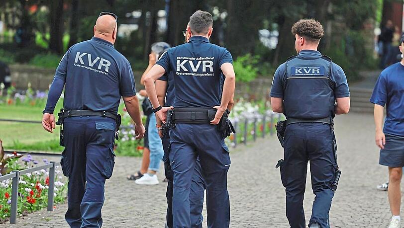 Eine Streife des Kommunallen Außendienstes des KVR bei einem Rundgang im Alten Botanischen Garten