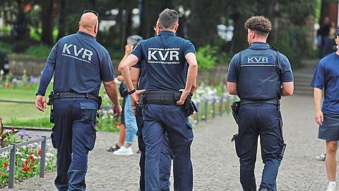 Eine Streife des Kommunallen Außendienstes des KVR bei einem Rundgang im Alten Botanischen Garten
