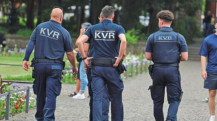 KVR-Mitarbeiter bei einem Rundgang im Alten Botanischen Garten in München. (Archivbild)