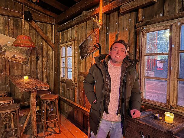 Bado Schleifenbaum (Foto) hat zusammen mit Levin Weigelt heuer die Herzdame-Bar auf dem Tollwood Winterfestival eröffnet. Die Hütte bietet einige überdachte Plätze und zahlreiche Drinks.