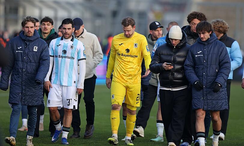 Kein Sieg, keine Party: Die L&ouml;wen um Spielmacher Volland (M.) hatten nach dem dritten Unentschieden in Serie gegen Aachen nichts zu lachen.