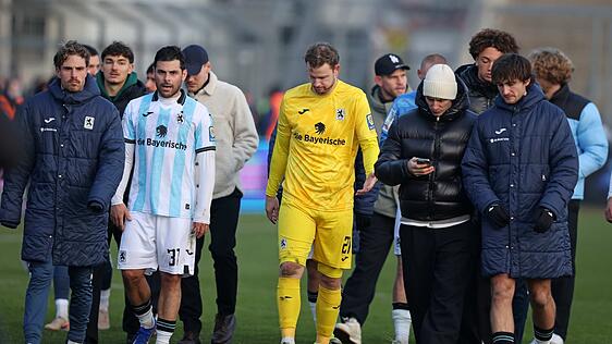Kein Sieg, keine Party: Die L&ouml;wen um Spielmacher Volland (M.) hatten nach dem dritten Unentschieden in Serie gegen Aachen nichts zu lachen.