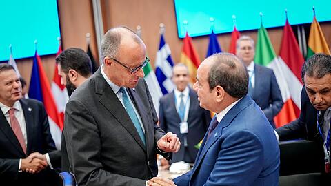 Merz und die anderen EU-Spitzen trafen sich in Zypern auch mit Spitzenvertretern aus der Nachbarschaft des Irans - hier sch&uuml;ttelt der Bundeskanzler &Auml;gyptens Pr&auml;sident Abdel Fattah al-Sisi die Hand.