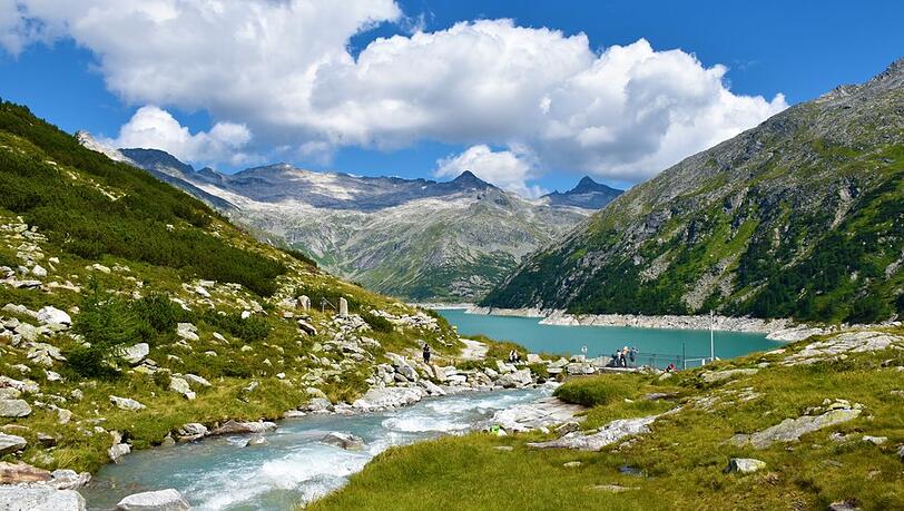 Wer seinen Sommerurlaub erst im Juni plant, findet abseits der beliebtesten Küstenregionen oft noch freie Unterkünfte, etwa in Mittelgebirgen, Bergregionen oder weniger bekannten Städten Europas. Wer seinen Sommerurlaub erst im Juni plant, findet abseits der beliebtesten Küstenregionen oft noch freie Unterkünfte, etwa in Mittelgebirgen, Bergregionen oder weniger bekannten Städten Europas.