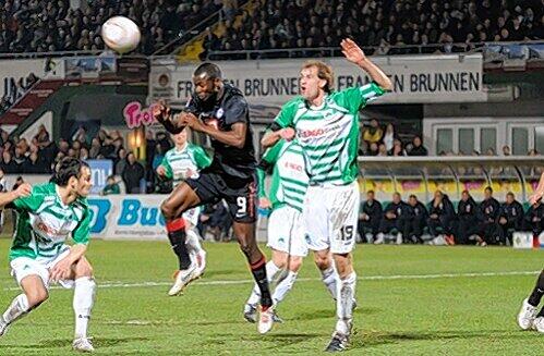 Der Anfang vom Fürther Ende gegen Berlins Dream Team: Adrian Ramos köpft ein zum 1:0 für die Hertha, Thomas Kleine (re.) ist machtlos.