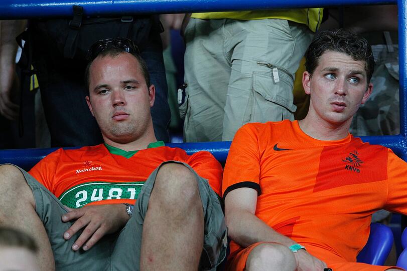 Miese Laune in orange: Bei den Holland-Anhängern ist nach dem fulminanten Sieg der DFB-Elf die Stimmung am Boden. Die Bilder