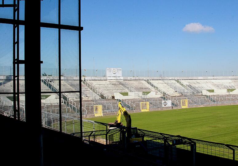 Der Rollrasen wächst an, die Heizung darunter ist installiert, im Juli 2013 soll das alte Grünwalder Stadion dann ein "neues Schmuckstück für alle Fußballfans" sein. Die Bilder vom Baustellenrundgang