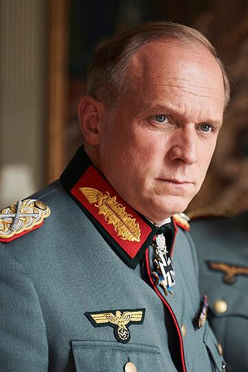Schauspieler Ulrich Tukur (Bild) spielt in der ARD-Produktion (1. November, 20:15 Uhr) die Rolle des umstrittenen "Wüstenfuchs" Rommel.