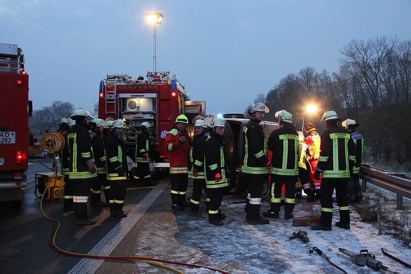 Schwerer Unfall auf dr A94 bei Töging: Ein Lkw ist ein Unfall-Auto gerast. Ein Mensch kam bei dem Crash ums Leben. Die Bilder.