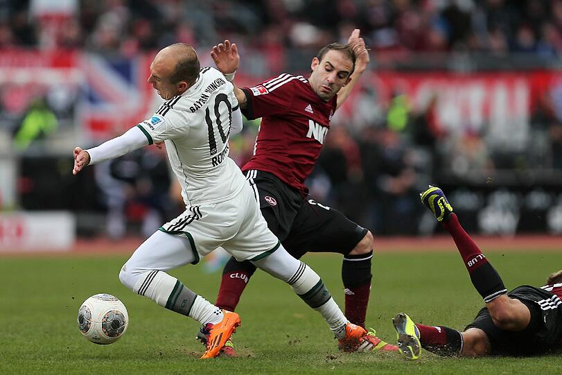 ARJEN ROBBEN: NOTE 2.
Startelfcomeback zwei Monate nach der Knie-Verletzung. Agierte phasenweise als zweite Spitze. Emsig, aber ohne Glück: Sein frecher Freistoß klatschte gegen den Pfosten (32.), sein Schuss aufs kurze Eck auch (55.). Alu-jen Robben!