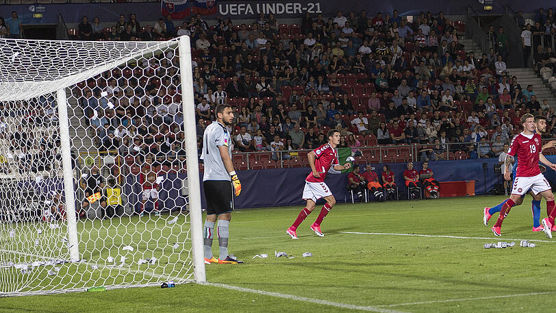Italiens Torhüter Gianluigi Donnarumma ist während des Auftaktspiels seines Teams bei der U21-EM in Polen mit Spielgeld beworfen worden. Helfer mussten die falschen Dollarnoten im Strafraum aufsammeln, die Partie gegen Dänemark wurde kurz unterbrochen. Zudem hielten Zuschauer während Italiens 2:0-Sieg ein Plakat mit der Aufschrift "Dollarumma" hoch.