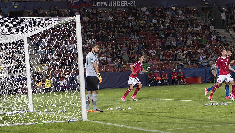 Italiens Torhüter Gianluigi Donnarumma ist während des Auftaktspiels seines Teams bei der U21-EM in Polen mit Spielgeld beworfen worden. Helfer mussten die falschen Dollarnoten im Strafraum aufsammeln, die Partie gegen Dänemark wurde kurz unterbrochen. Zudem hielten Zuschauer während Italiens 2:0-Sieg ein Plakat mit der Aufschrift "Dollarumma" hoch. Italiens Torhüter Gianluigi Donnarumma ist während des Auftaktspiels seines Teams bei der U21-EM in Polen mit Spielgeld beworfen worden. Helfer mussten die falschen Dollarnoten im Strafraum aufsammeln, die Partie gegen Dänemark wurde kurz unterbrochen. Zudem hielten Zuschauer während Italiens 2:0-Sieg ein Plakat mit der Aufschrift "Dollarumma" hoch.