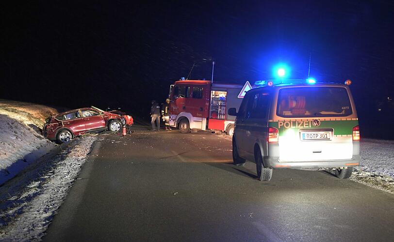 Ein Mann ist am Donnerstagabend in Stetten (Landkreis Mühldorf) mit seinem Auto von der Straße abgekommen. Der Wagen war nach dem Unfall schrottreif.