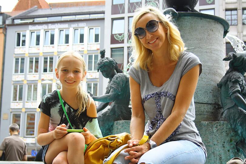 Ziemlich gut gelaunt warten sie auf Sofia, eine Freundin der Familie.