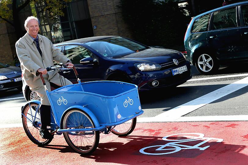 Bürgermeister Hep Monatzeder hat die neuen Fahrradwege in der Kapuzinerstraße vorgestellt und ist gleich mal Probe gefahren.