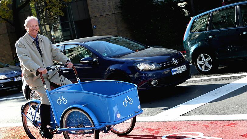 Bürgermeister Hep Monatzeder hat die neuen Fahrradwege in der Kapuzinerstraße vorgestellt und ist gleich mal Probe gefahren. Bürgermeister Hep Monatzeder hat die neuen Fahrradwege in der Kapuzinerstraße vorgestellt und ist gleich mal Probe gefahren.