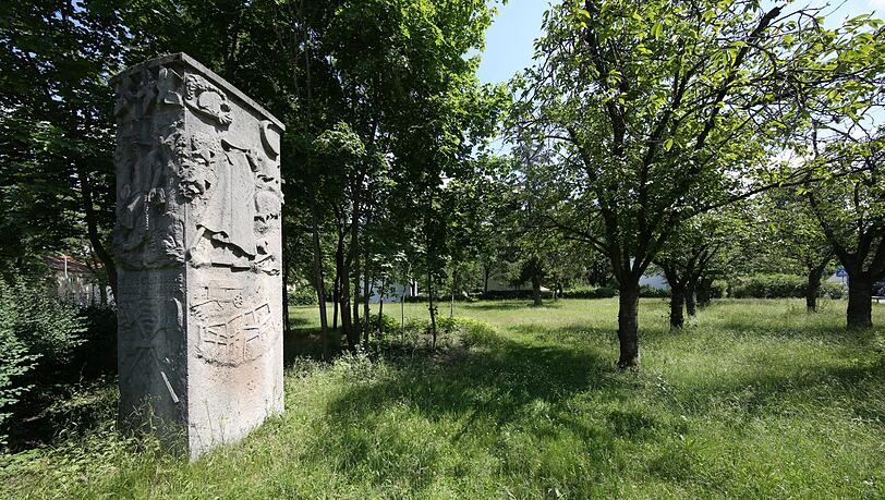 Diese Stele steht inmitten von Obstbäumen. Diese Stele steht inmitten von Obstbäumen.