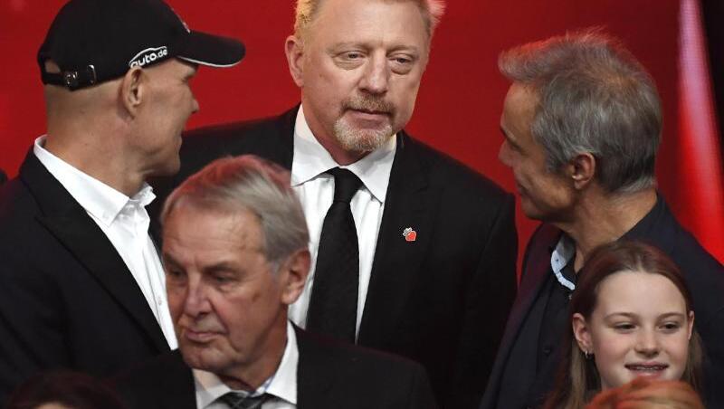 Boris Becker (M), Axel Schulz (l), Jörg Wontorra (2.v.l) und Hannes Jaenicke bei "Ein Herz für Kinder". Boris Becker (M), Axel Schulz (l), Jörg Wontorra (2.v.l) und Hannes Jaenicke bei "Ein Herz für Kinder".