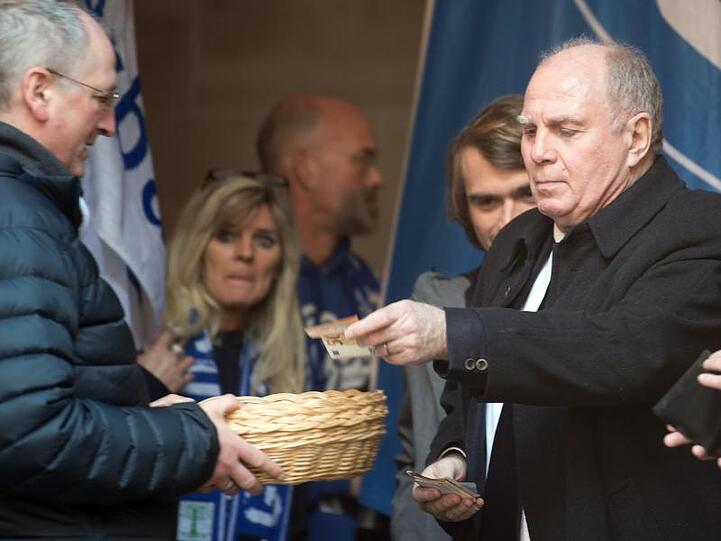 Bayern-Präsident Uli Hoeneß spendet beim Verlassen der Kirche.