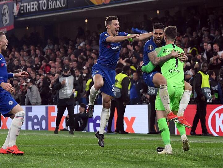 Die Chelsea-Spieler feiern Keeper Kepa Arrizabalaga (r) nach dem Sieg im Elfmeterschießen.