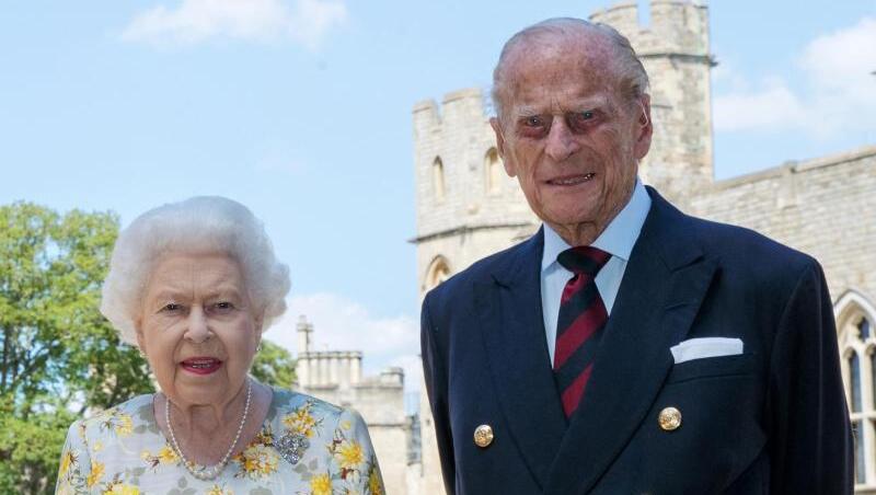 Königin Elizabeth II. und Prinz Philip, Herzog von Edinburgh, im Sommer in Windsor.