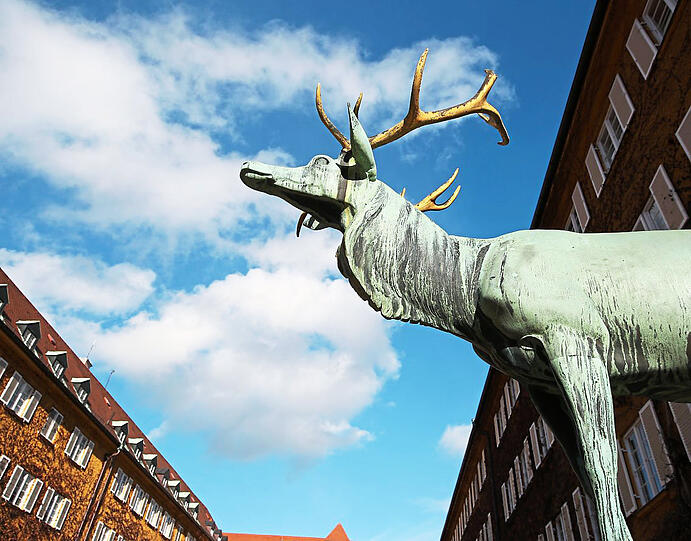 "Hirsch" heißt dieses Hirsch-Denkmal von Heinrich Düll und Georg Pezold aus dem Jahr 1954.
