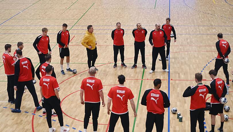 Die deutsche Handball-Nationalmannschaft steht zu Beginn eines Trainings zusammen.