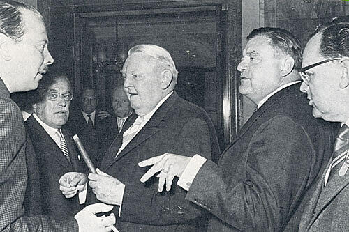 Treffpunkt Grand Hotel: Bundeskanzler Ludwig Erhard, Verteidigungsminister Franz Josef Strauß mit Karl Theodor Freiherr von und zu Guttenberg (li.) und Gustav Schickedanz.