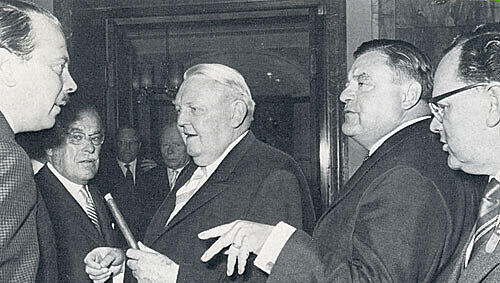 Treffpunkt Grand Hotel: Bundeskanzler Ludwig Erhard, Verteidigungsminister Franz Josef Strauß mit Karl Theodor Freiherr von und zu Guttenberg (li.) und Gustav Schickedanz. Treffpunkt Grand Hotel: Bundeskanzler Ludwig Erhard, Verteidigungsminister Franz Josef Strauß mit Karl Theodor Freiherr von und zu Guttenberg (li.) und Gustav Schickedanz.