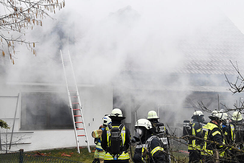Trotz des schnellen Eingreifens der Feuerwehren brannte der Dachstuhl komplett aus.