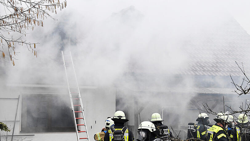 Trotz des schnellen Eingreifens der Feuerwehren brannte der Dachstuhl komplett aus. Trotz des schnellen Eingreifens der Feuerwehren brannte der Dachstuhl komplett aus.