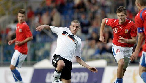 Löwen-Ass Lars Bender hier bei der U19-Europameisterschaft gegen Tschechien. Löwen-Ass Lars Bender hier bei der U19-Europameisterschaft gegen Tschechien.