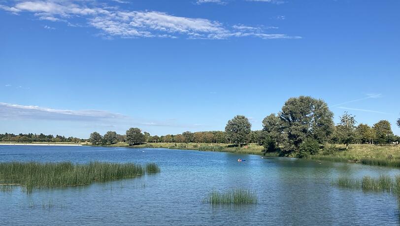 Der Riemer See gilt als einer der saubersten Seen Münchens. Der kleine Nachteil: Am Ufer gibt es kaum Schatten. Der Riemer See gilt als einer der saubersten Seen Münchens. Der kleine Nachteil: Am Ufer gibt es kaum Schatten.