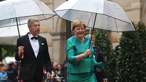 Hat auch im Regen von Bayreuth gute Laune - Ex-Kanzlerin Merkel. (Archivbild)